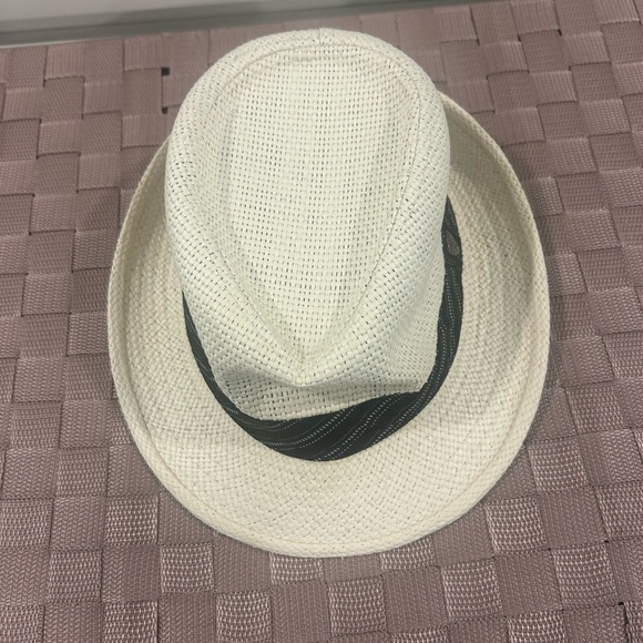 Elegant White Fedora with Black Band - Picture 1 of 3